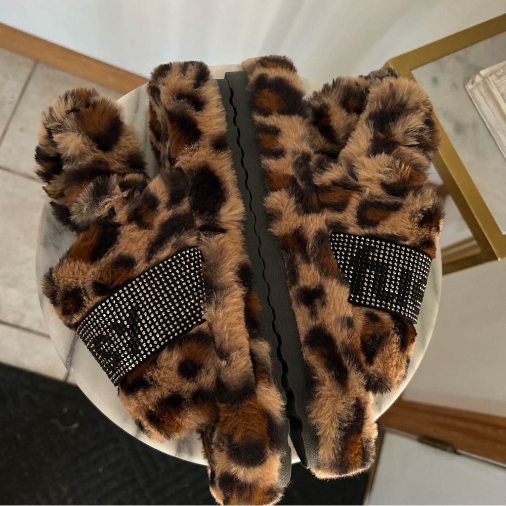 Daisy Fuentes Leopard Print Fuzzy Slides - image 4